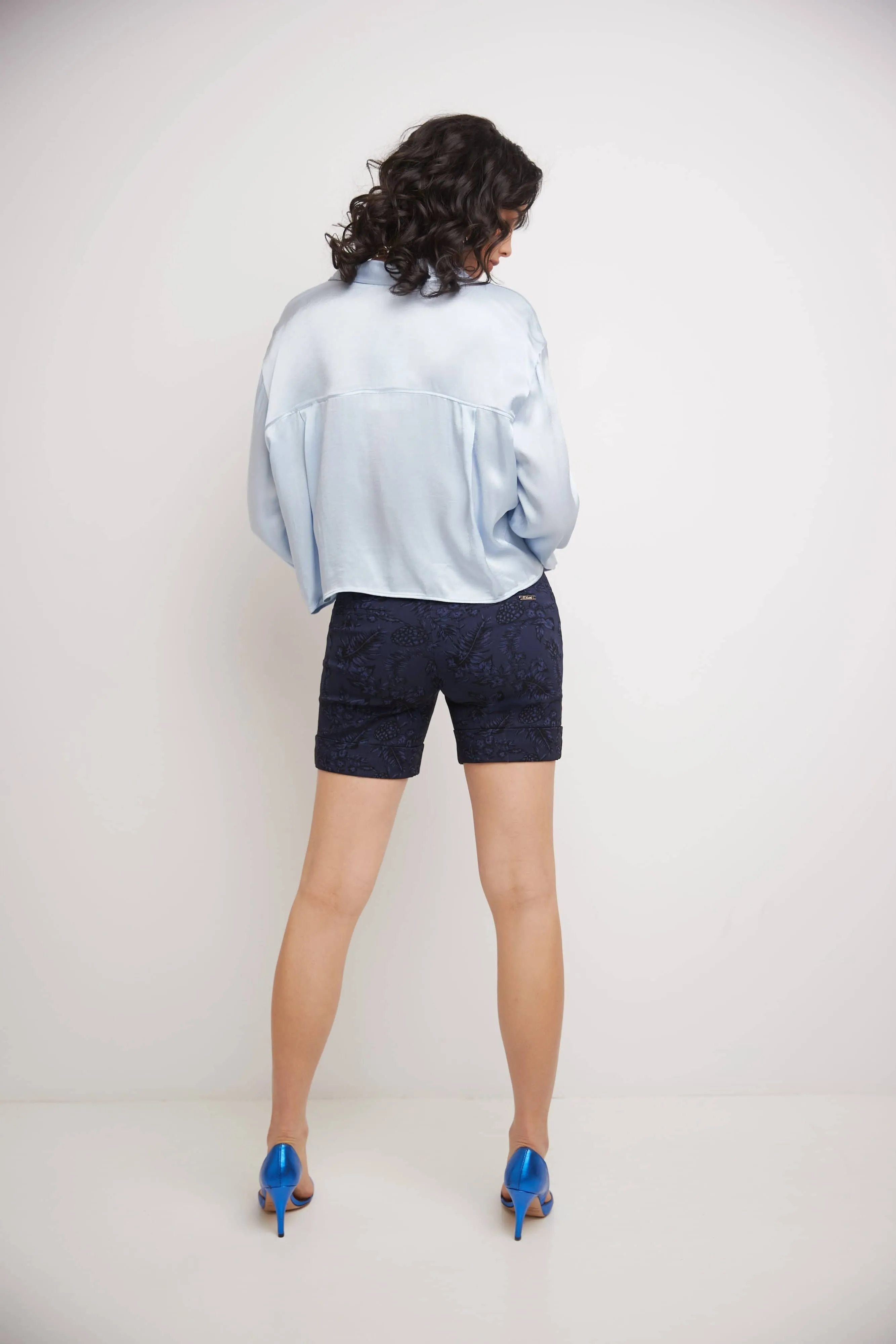 Classic 6” shorts with cuffed button detail