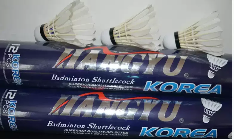 Here is an optimized title for the product: Premium Hang Yu Blue Feather Badminton Shuttles - High-Performance Birdies for Professional and Recreational Play.