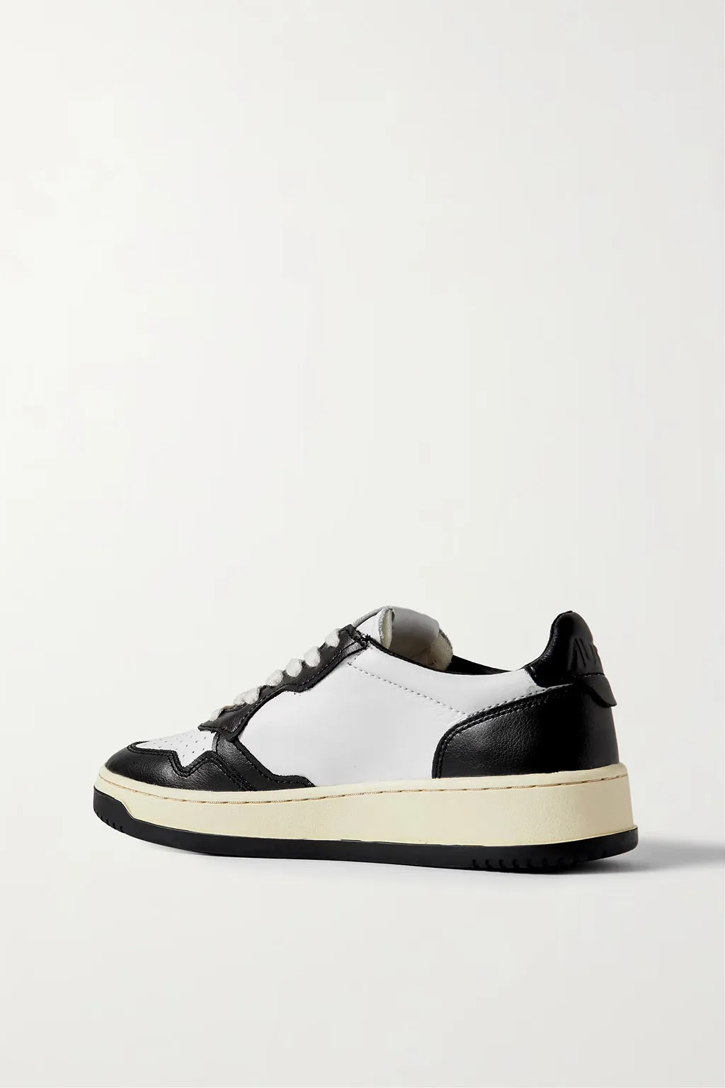 MEDALIST LOW LEATHER SNEAKER