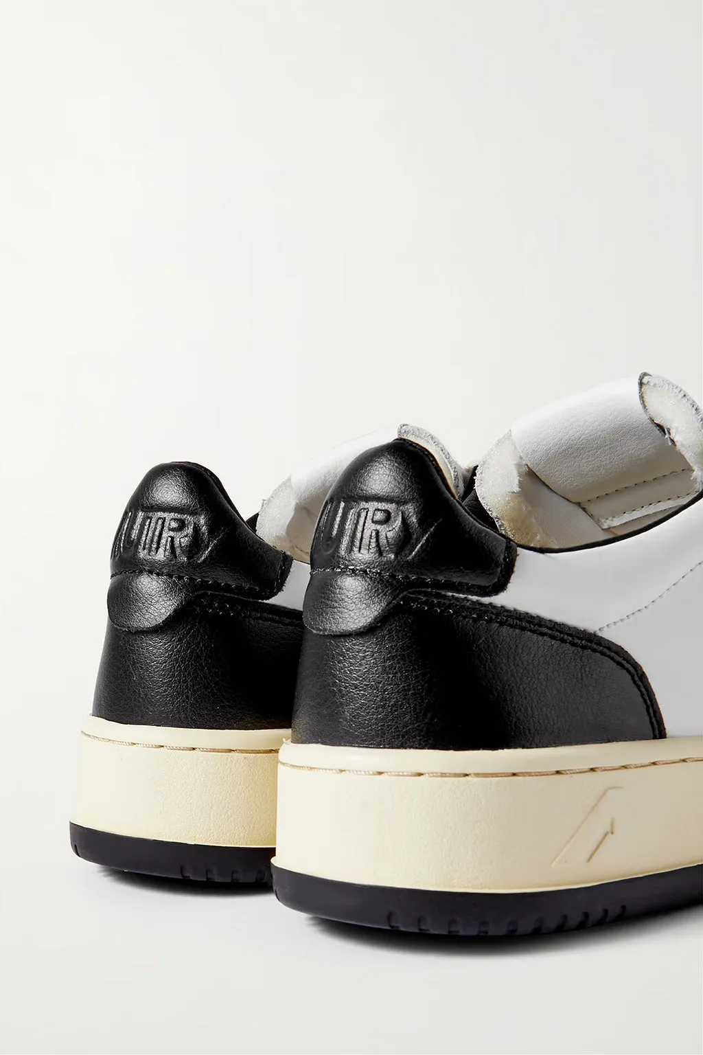 MEDALIST LOW LEATHER SNEAKER